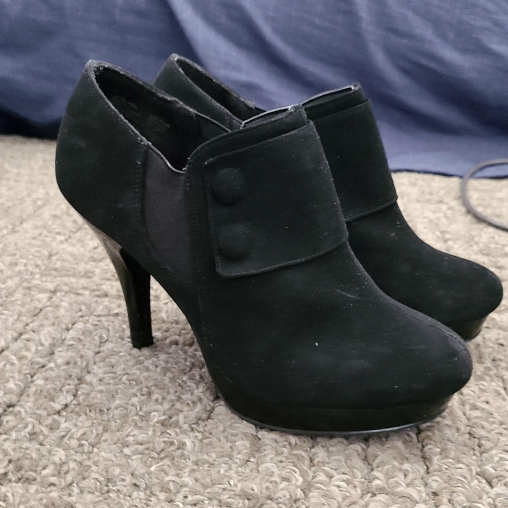 Fioni black suede booties